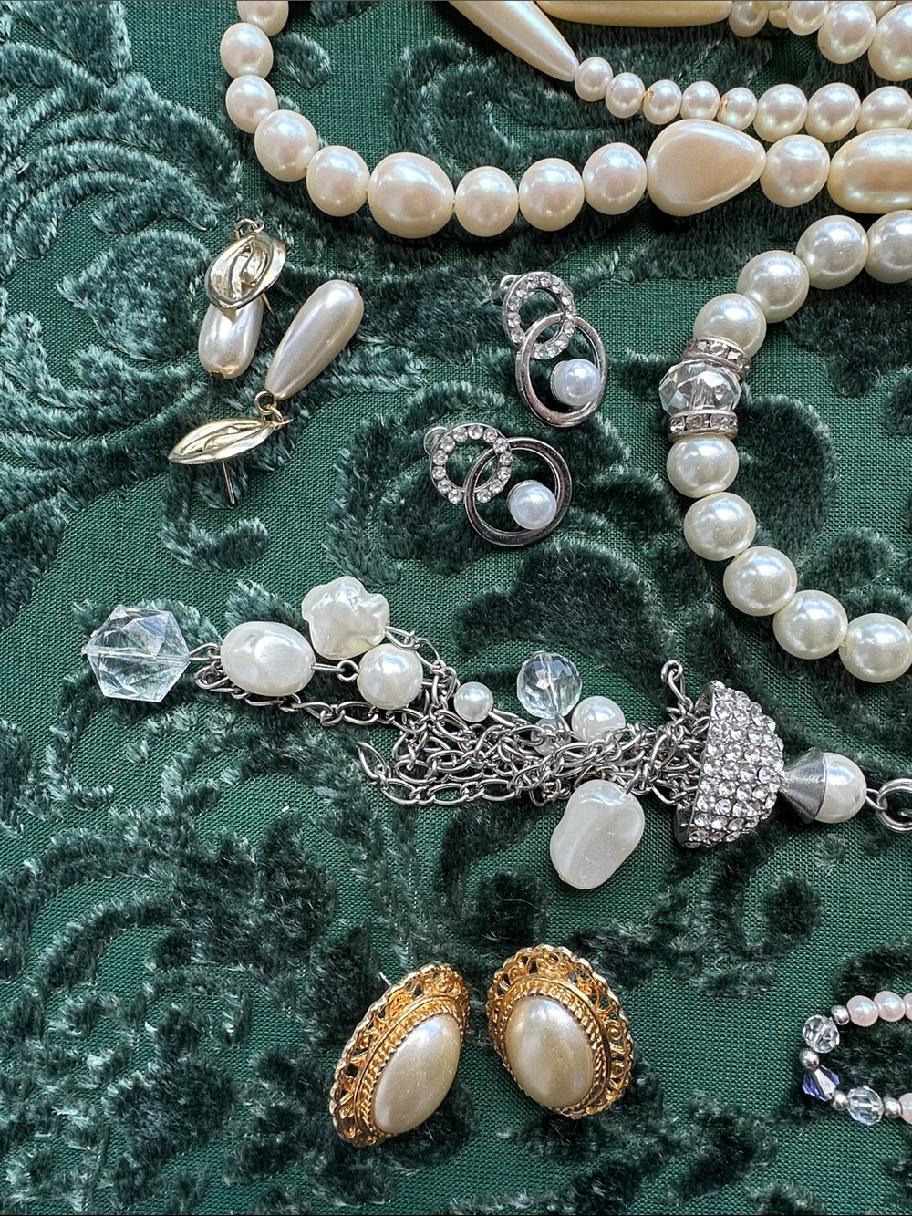 Classic Pearl and Gold-Tone Multi-Strand Jewelry Set - Elegant White Pearls - Picture 4 of 5